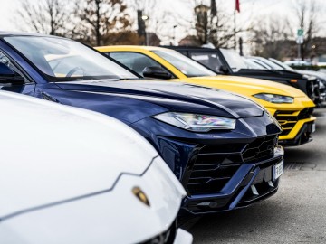 Lamborghini Urus i LM002 w świątecznym konwoju